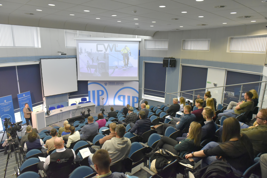 Widok na salę konferencyjną,pełną ludzi